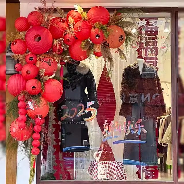 春节服装店橱窗纸灯笼挂饰氛围布置仿真花永生千层金装饰场景装饰