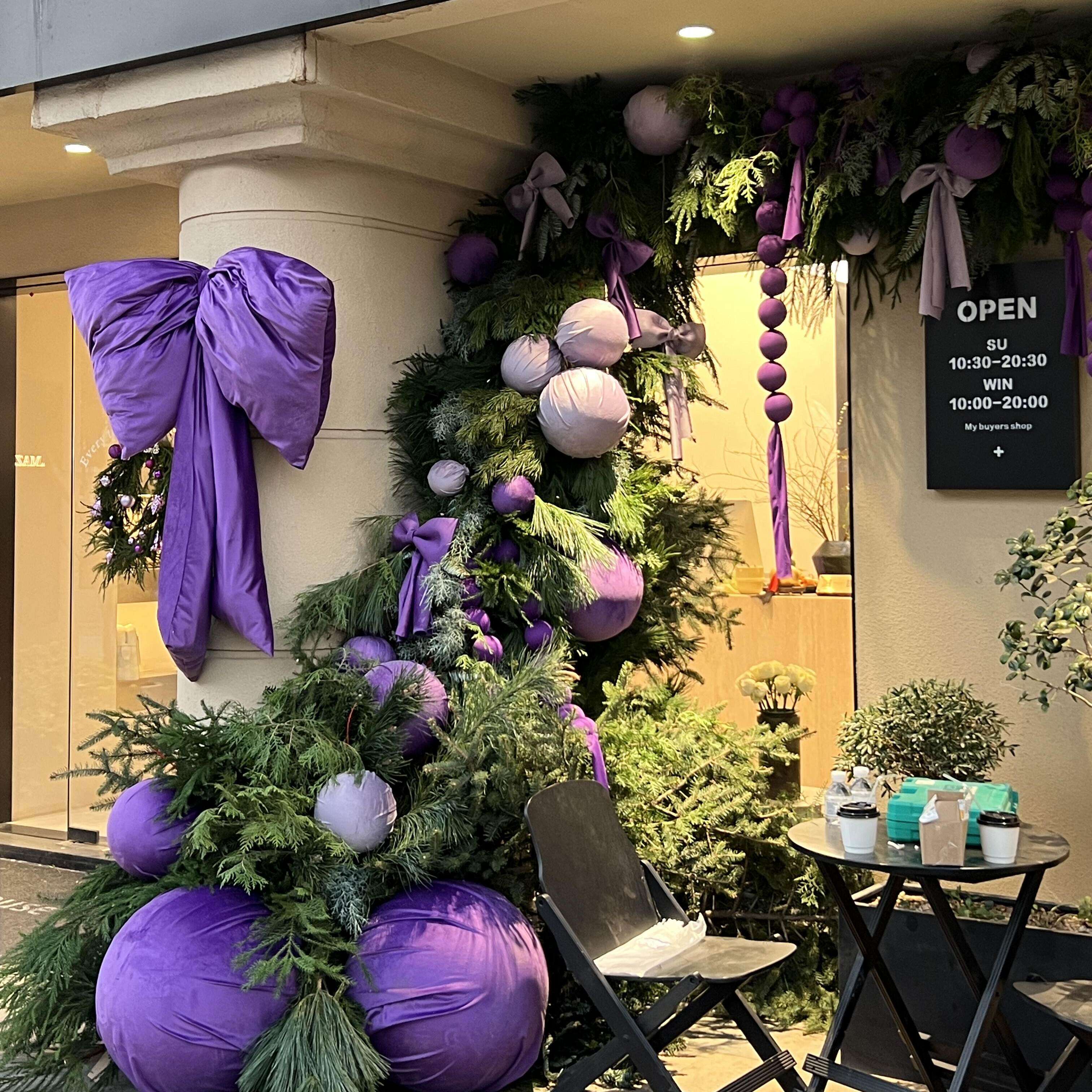 圣诞节装饰咖啡店网红门头窗户氛围感布置紫色系圣诞丝绒球挂件