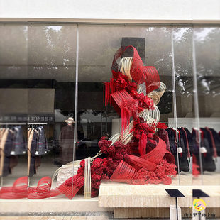 新年店铺橱窗红色竹排氛围感场景装饰创意红色仿真花摆件布置装置