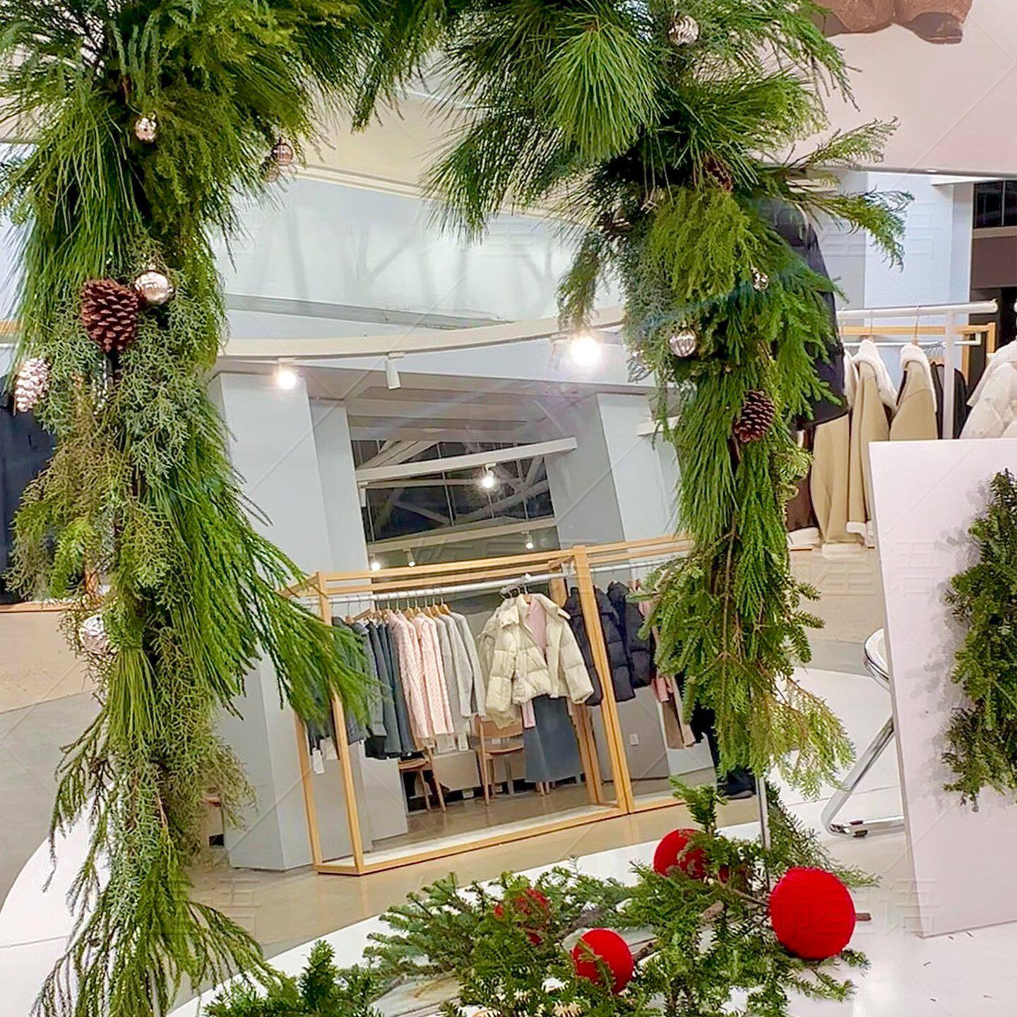服装店圣诞节氛围布置天竺少女松枝绒布球落地镜装饰拍照美陈道具