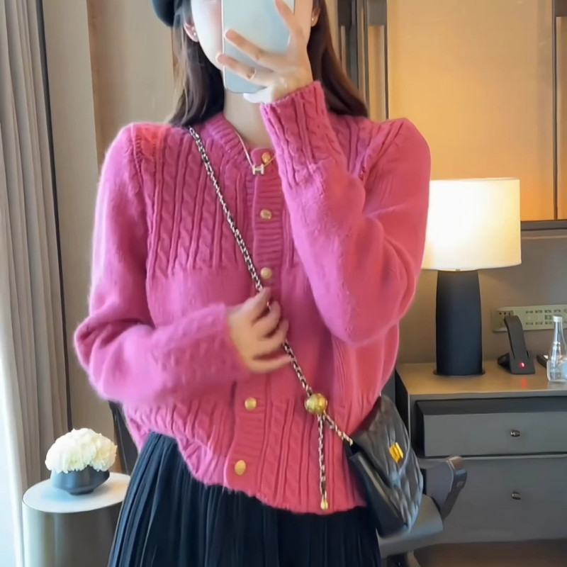 玫粉色麻花毛衣开衫女时尚洋气减龄秋冬2024新款小个子针织衫外套