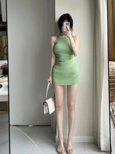 纯欲针织挂脖连衣裙女2024夏季后妈辣妹露肩收腰显瘦气质包臀短裙