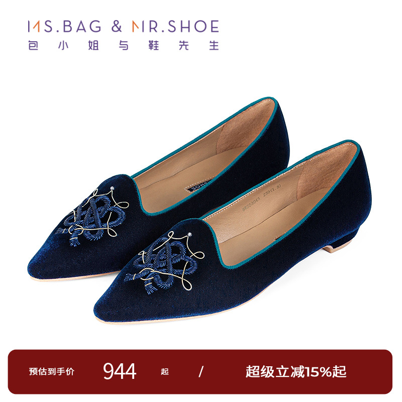 蓝色丝绒展现雅致的光泽和柔软的触感