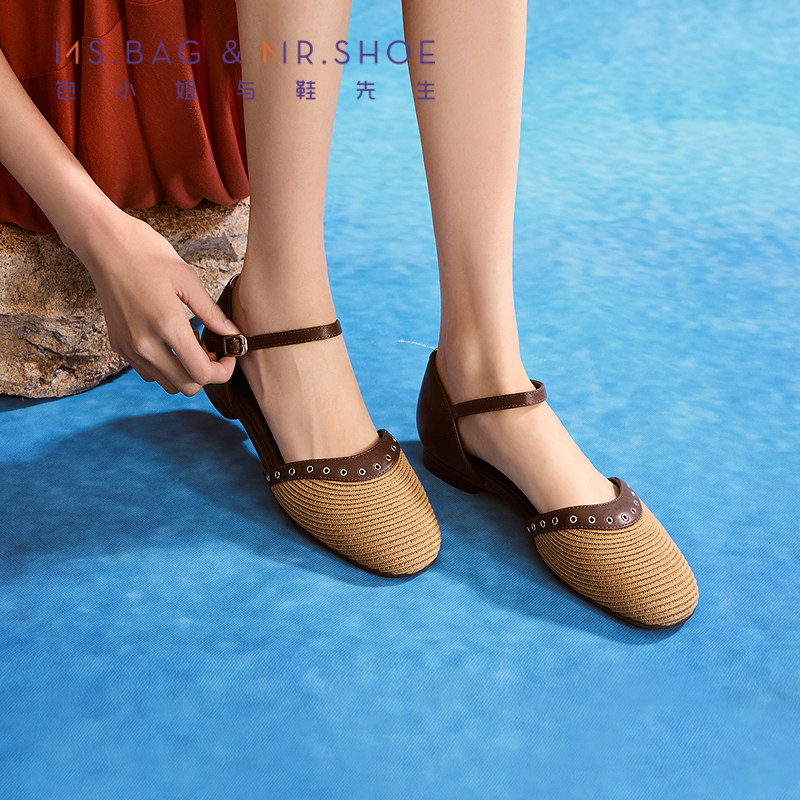 包小姐与鞋先生2026年夏季新款游牧风草编抽条平底凉鞋女2610