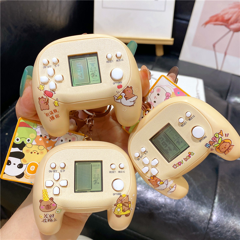 卡皮巴拉趣味迷你手柄游戏机钥匙扣挂件儿童益智玩具学生书包挂饰