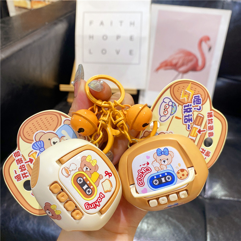 创意卡通可爱饼干小熊迷你复古录音机钥匙扣玩具挂件学生书包挂饰