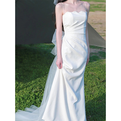 吊带轻婚纱2025新款法式缎面轻纱礼服裙新娘白色迎宾出门纱小拖尾