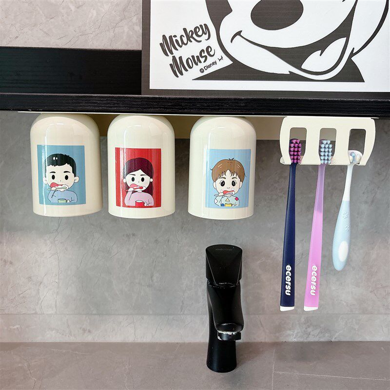 镜柜底磁吸漱口杯倒挂免打孔牙刷置物架壁挂一家三口四口刷牙杯子