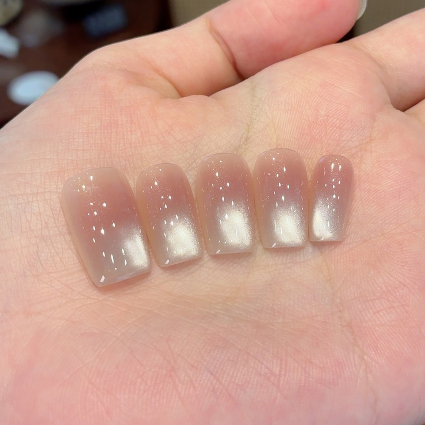 高级显白裸粉色追光猫眼手工美甲