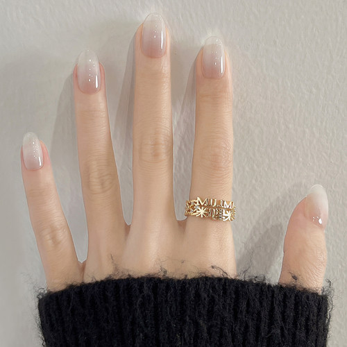 清冷优雅乳白裸色渐变手工穿戴甲