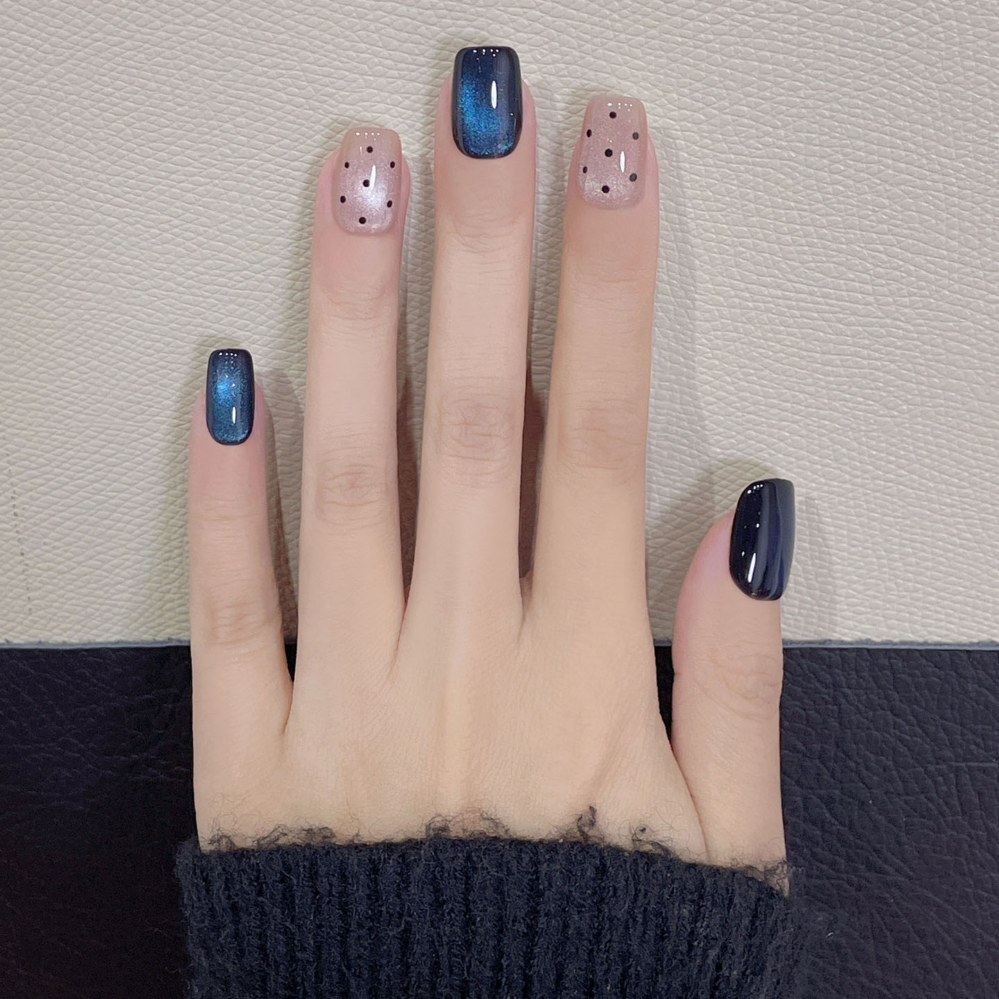 高级感穿戴甲短款2025新款甜酷黑蓝追光猫眼精致手工美甲幽蓝魅影