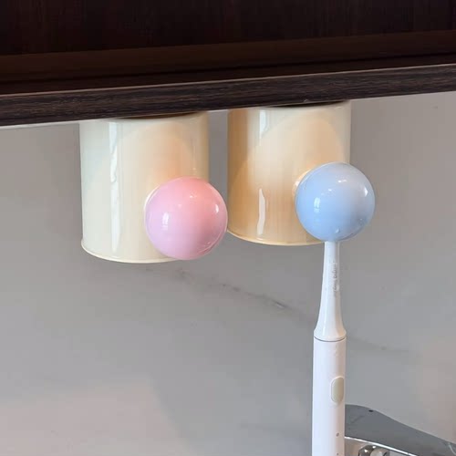 镜柜下磁吸圆球漱口杯多巴胺牙刷置物架免打孔卫生间壁挂漱口杯