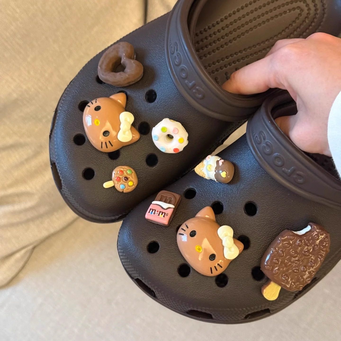 原创hellokitty巧克力雪糕洞洞鞋花鞋扣适配crocs装饰配件可爱