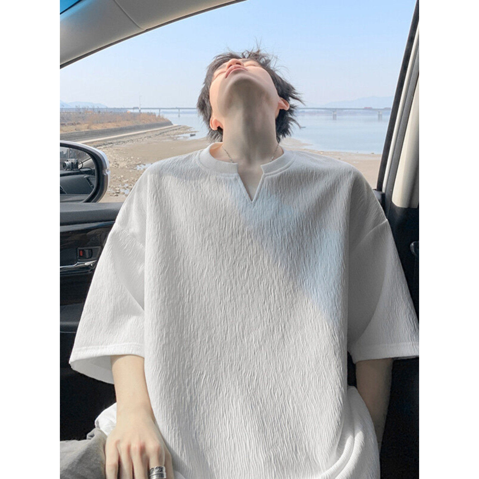 肌理感V领短袖t恤男夏季潮牌半袖青少年衣服2026新款男生冰丝体恤