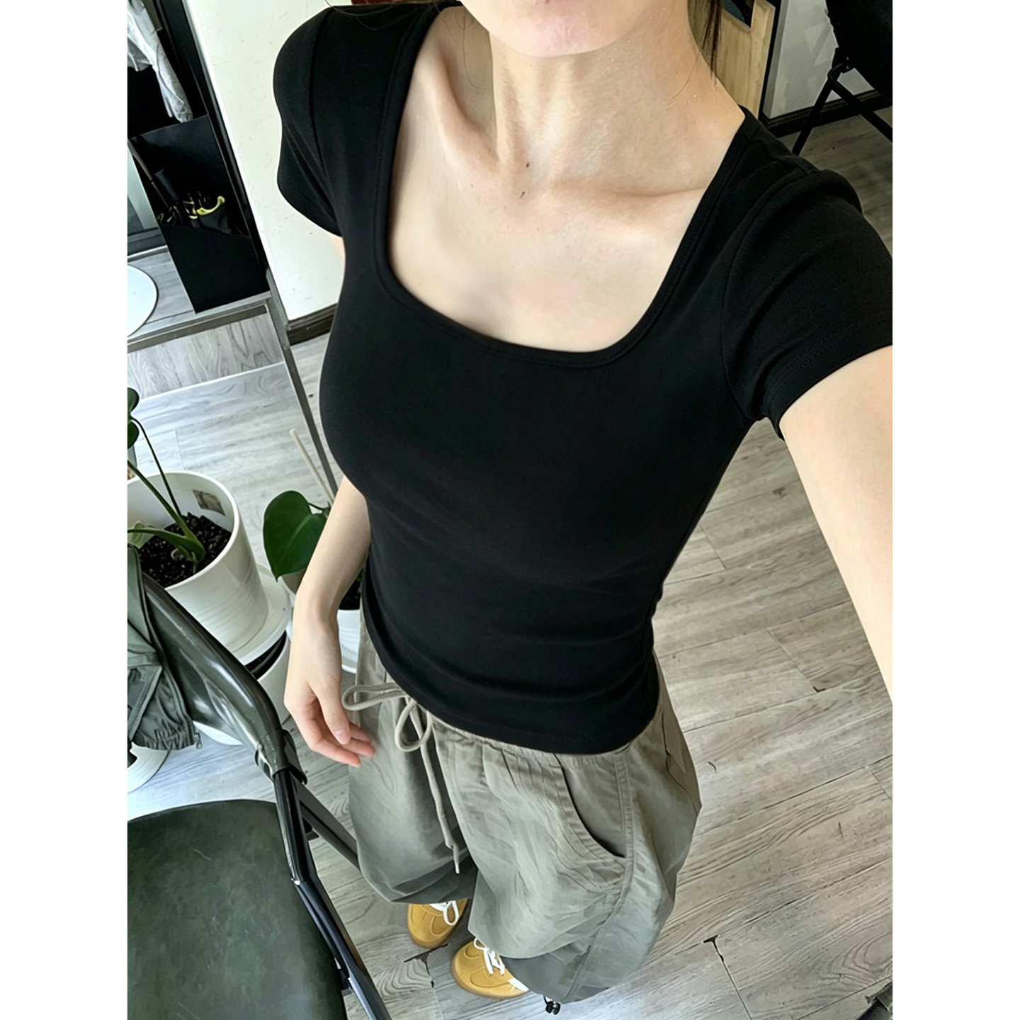 黑色短袖修身收腰u领上衣