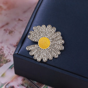 权志龙小雏菊胸针镶钻花卉别针简约小香风丝巾扣GD同款配饰高级感