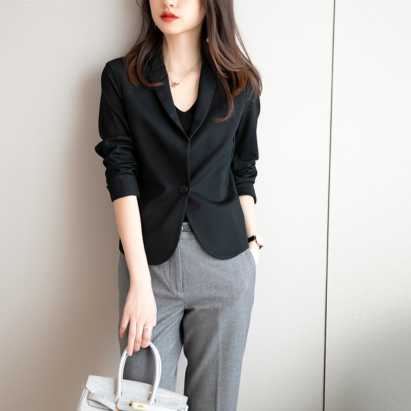 黑色高级感西装外套女秋2025新款气质修身短款小个子休闲西服上衣