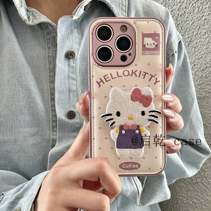 启乾 刺绣凯蒂猫支架iPhone17/16手机壳适用苹果15/14promax皮质硬壳13可爱卡通哈喽hellKitty粉色少女心新款
