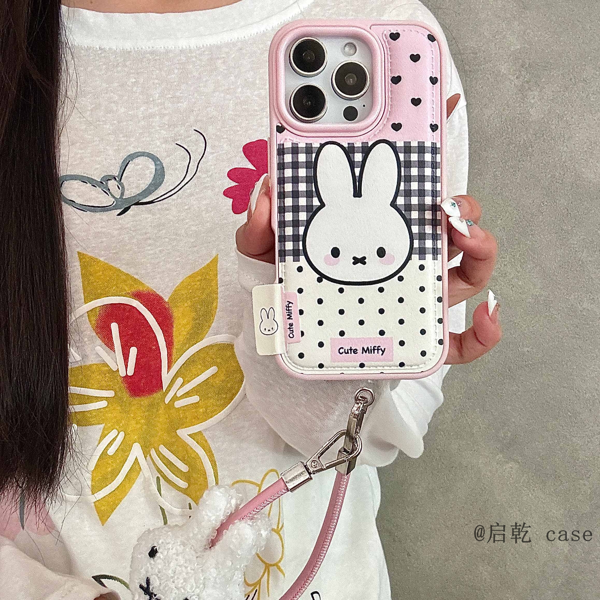 启乾 爱心格纹拼接波点兔子腕带iPhone17/16手机壳适用苹果15/14promax软壳链条挂绳日韩可爱卡通少女心ins风