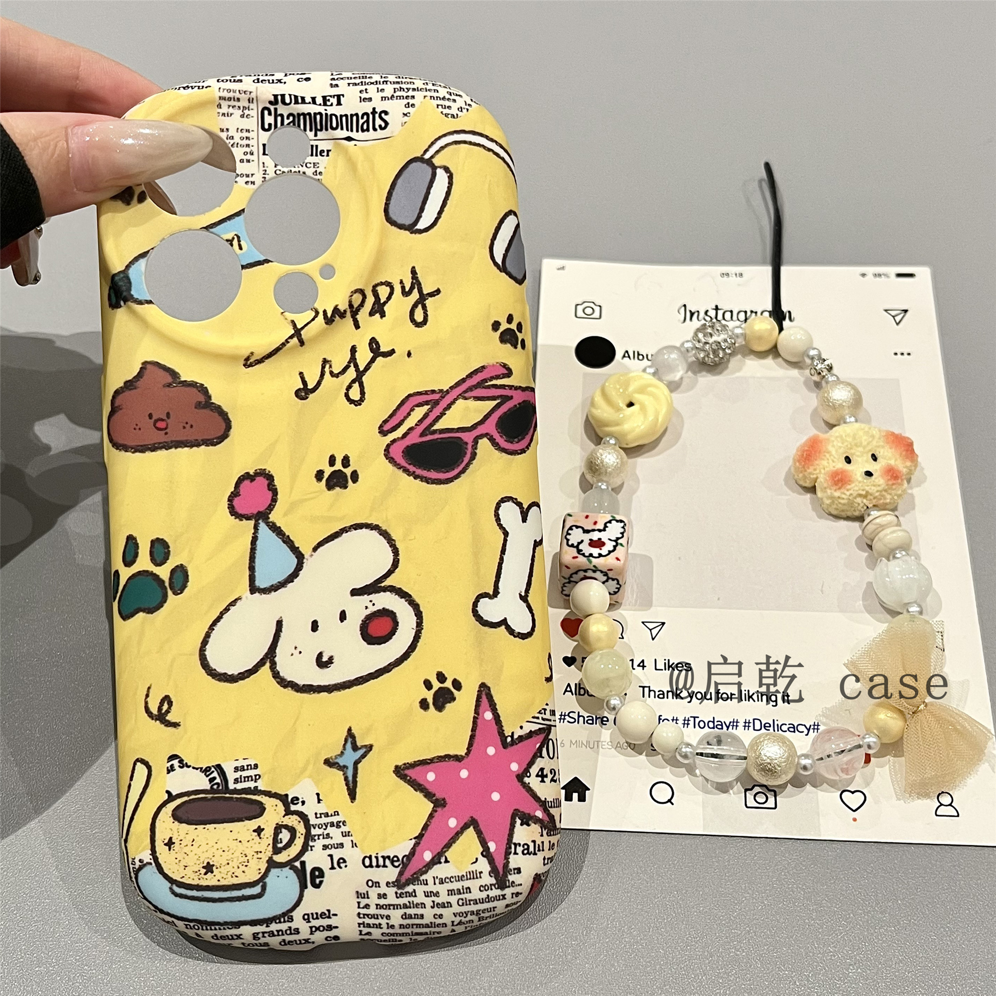 启乾 涂鸦报纸咖啡狗狗腕带iPhone16/15手机壳适用苹果14/13promax软壳链条挂绳少女心黄色可爱卡通新款全包