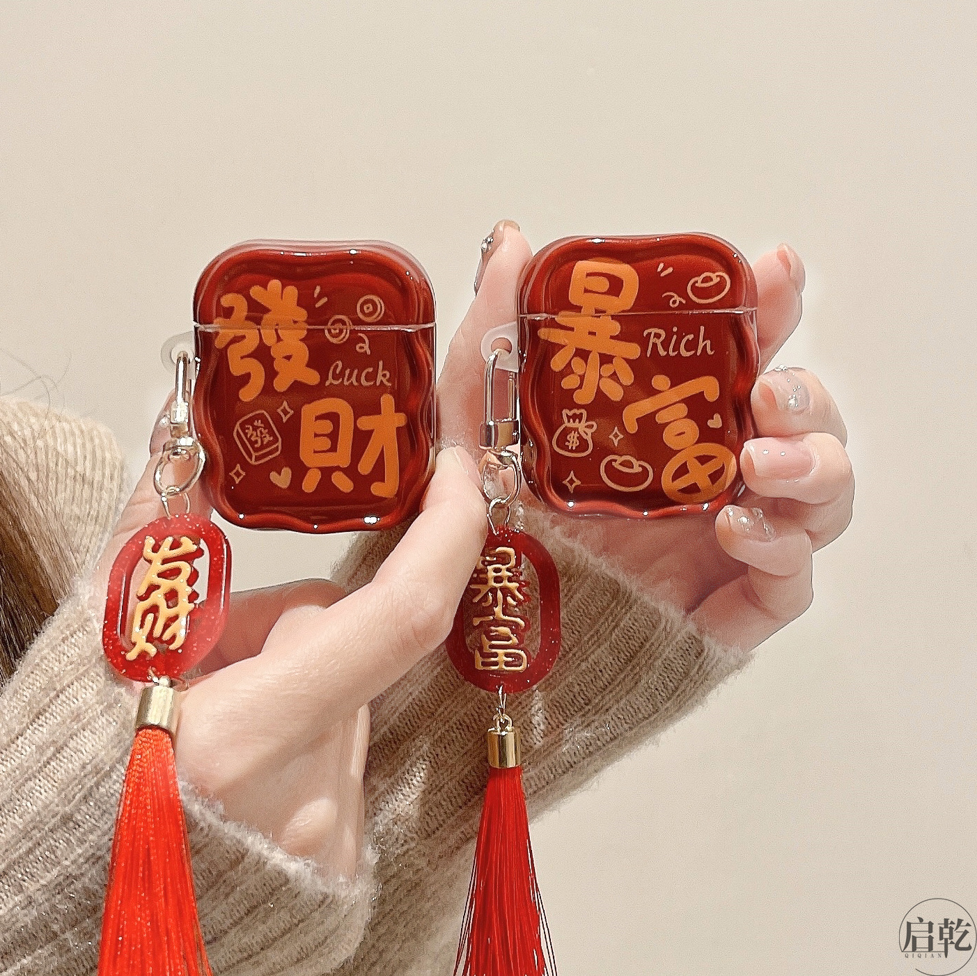 启乾 酒红色发财暴富挂件Airpods4/3耳机保护壳套2pro二三代新款适用苹果无线蓝牙硅胶软壳喜庆情侣新年蛇年