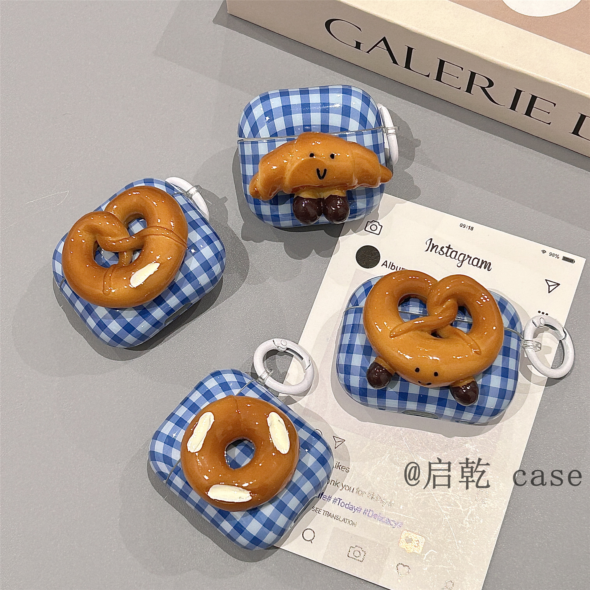 启乾 蓝色格纹立体碱水结牛角包Airpods4/3耳机保护壳套2pro二三代新款适用苹果无线蓝牙硅胶软壳可爱卡通女