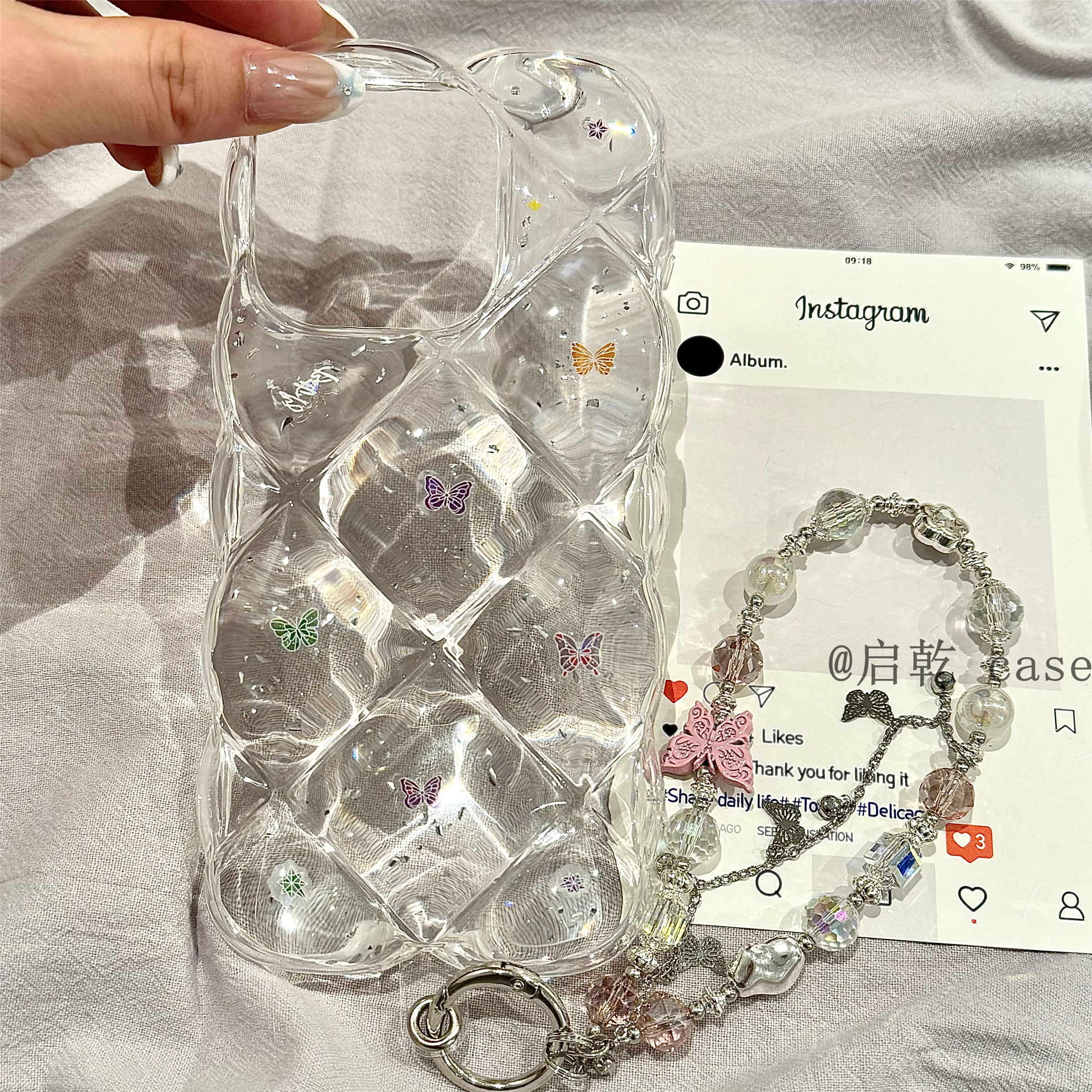 启乾 菱格纹彩色蝴蝶腕带iPhone16/15手机壳适用苹果14/13promax透明软壳12/11链条挂绳少女心小众日韩风新款