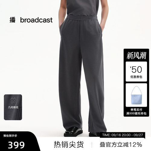 裤管宽松舒适，三层打揽压褶