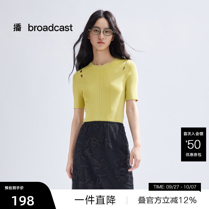 立体罗纹圆领，肩部镂空设计