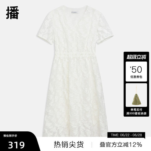 优雅V领修饰脖颈，立体层次感花朵交叠