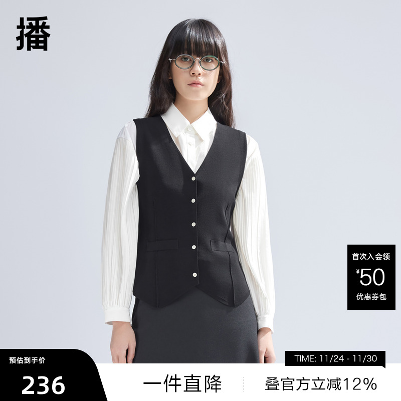 深V领修饰颈部，吸睛撞色圆扣