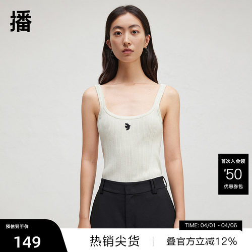 简约螺纹圆领，舒适针织肩带