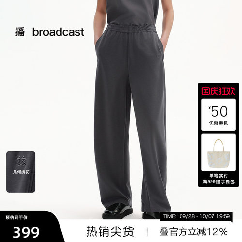 裤管宽松舒适，三层打揽压褶