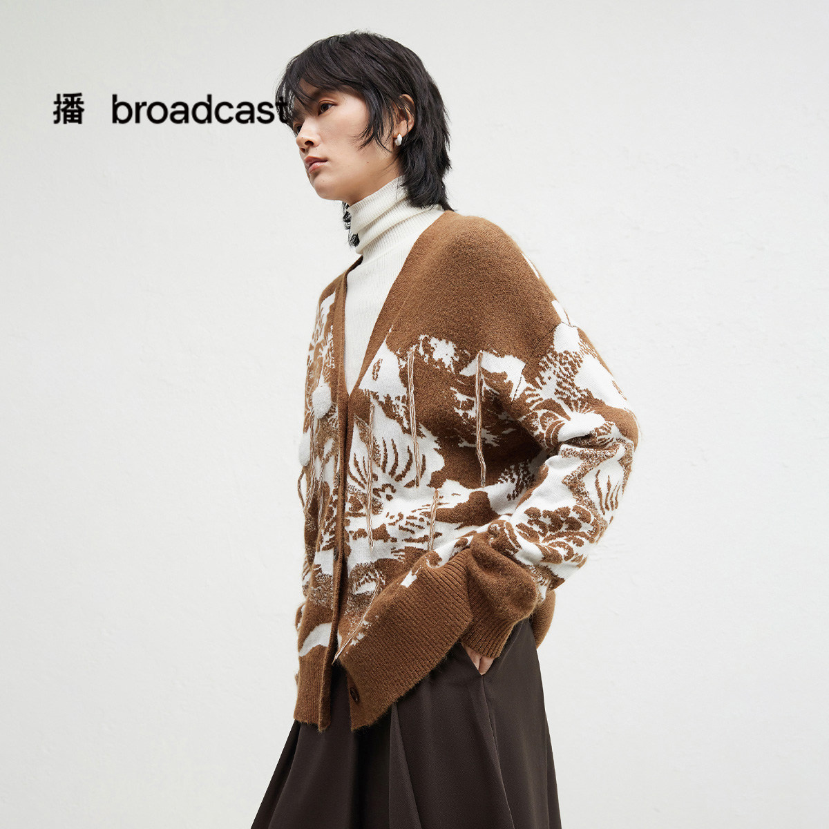 时尚简约V领修饰脖颈，质感顺色圆扣