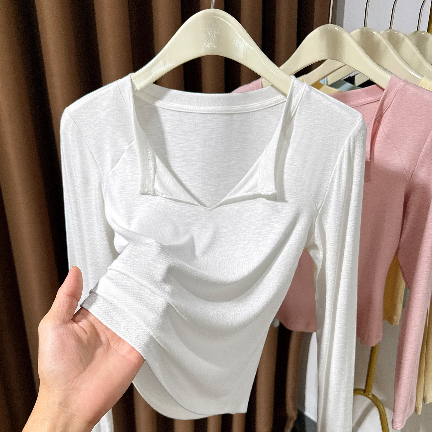 别致V领正肩长袖白色T恤女秋季薄款针织打底衫内搭低领设计感上衣