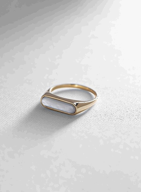 日潮跑腿COCOSHNIK彩色宝石（白唇牡蛎）图章戒指薄石系列。珍珠