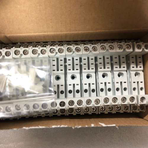 ABB继电器底座 CR-PSS  1盒50 有2盒 一议价