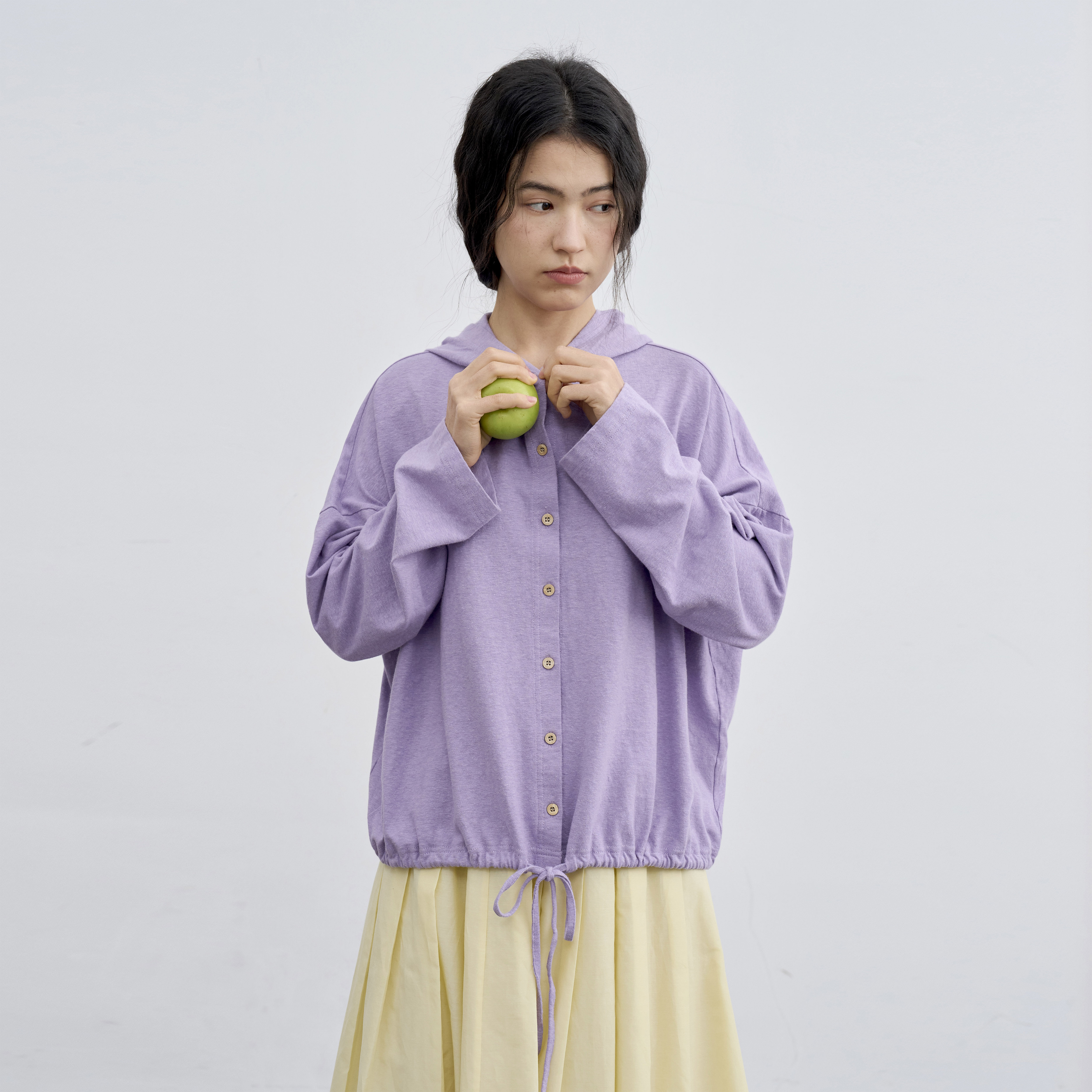复述汉麻棉清爽透气 春季新款休闲风三色带帽下摆抽绳长袖开衫