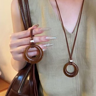 琥珀色圆圈吊坠长款项链女小众设计复古百搭冷淡风长链编绳配饰品