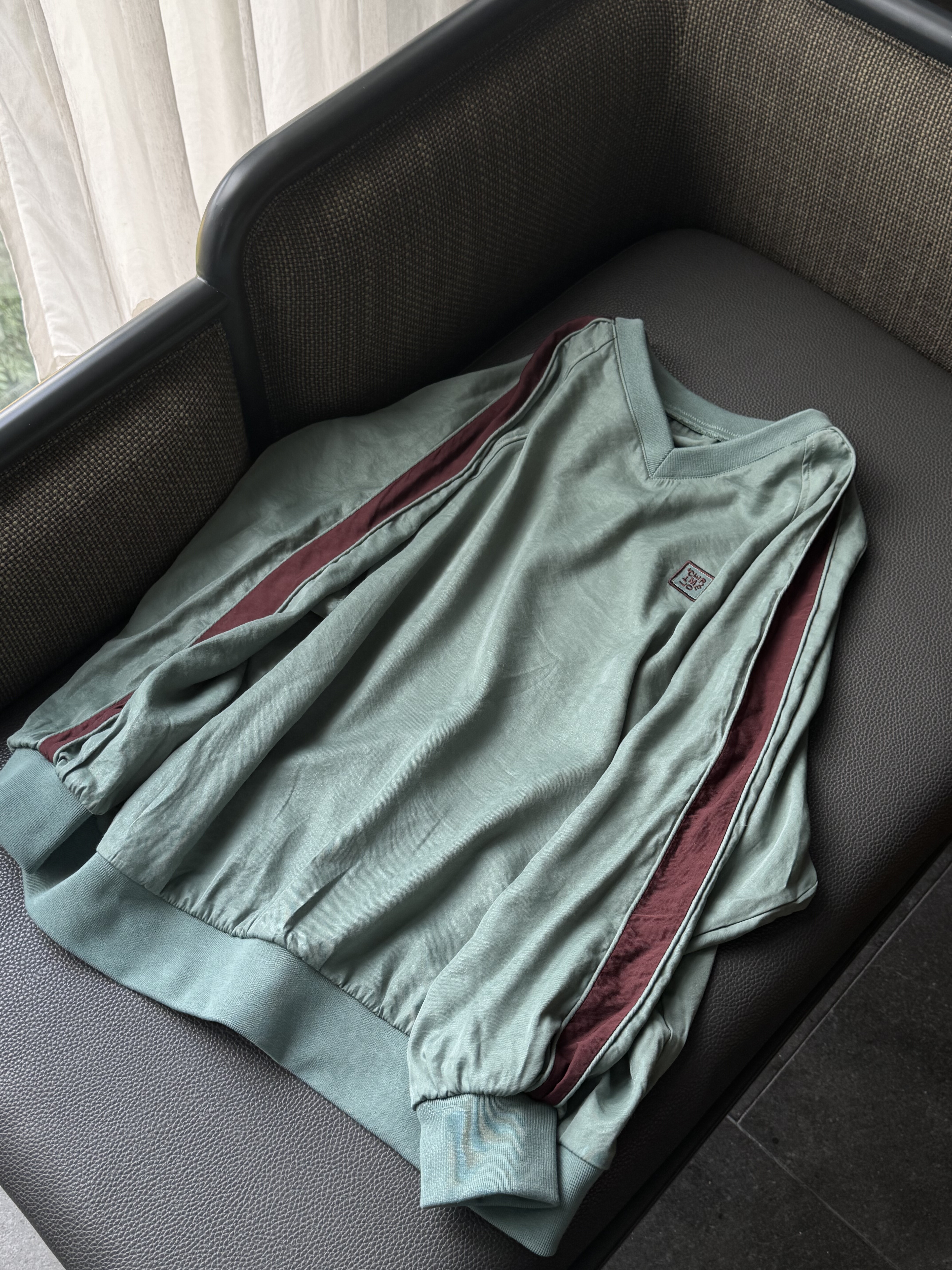 日单js 25秋新款复古美式风V领宽松休闲百搭长袖缎面上衣/卫衣