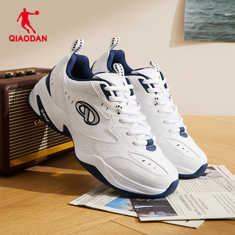 飞羽乔丹休闲鞋男2025冬季羽毛球鞋革面防水保暖运动鞋白色老爹鞋