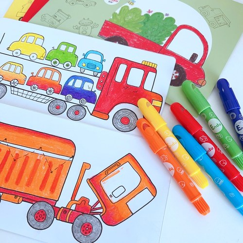 小男孩的画画书汽车交通主题