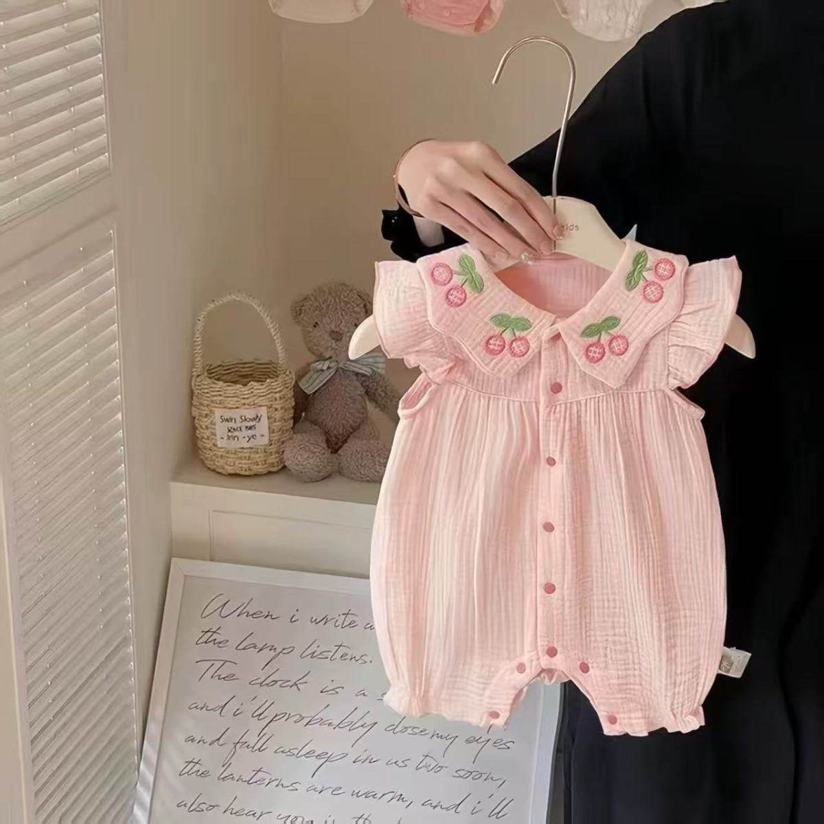 婴儿衣服夏季薄款满月女宝宝超萌连体衣粉色樱桃公主外出哈衣爬服
