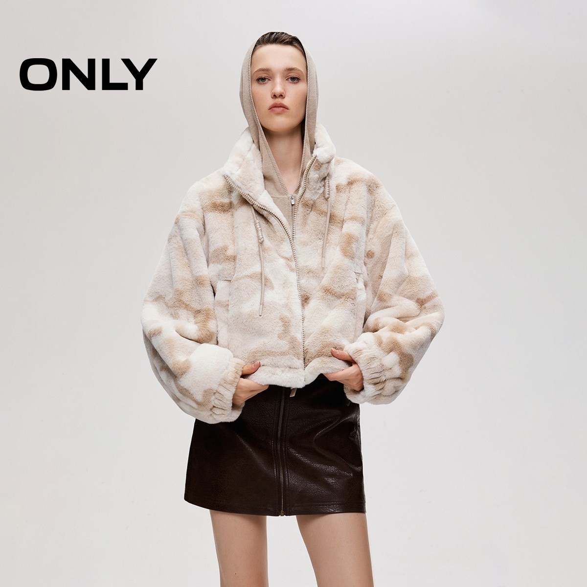 【ONLY奥莱】春季可调节抽绳下摆个性迷彩宽松短款毛绒棉服外套女