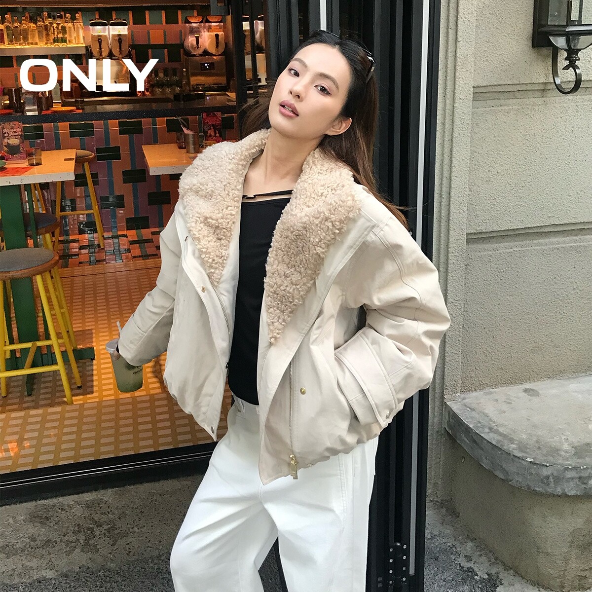 ONLY2025冬季新款90白鸭绒保暖羊羔毛领实用口袋翻领撞色羽绒服女