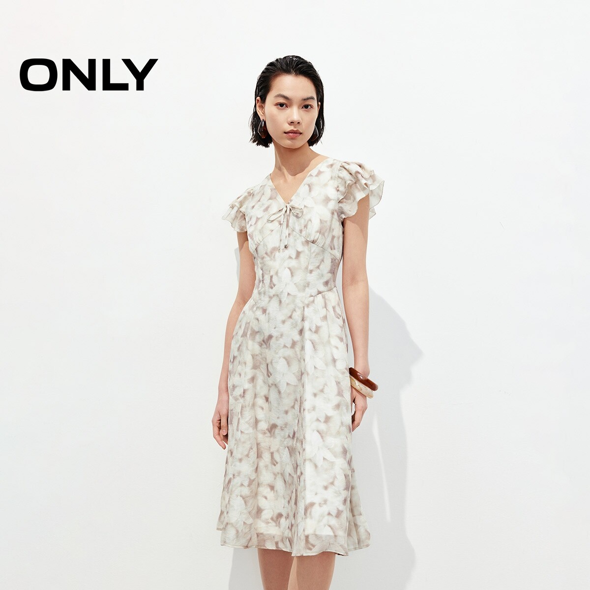 【ONLY奥莱】春夏修饰肩颈线条法式荷叶袖淡雅印花V领连衣裙女