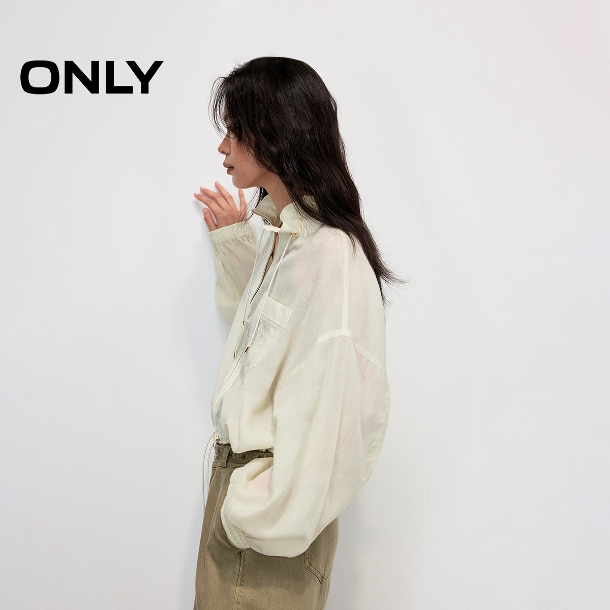 【ONLY奥莱】春夏户外风透感面料宽松落肩纯色抽绳立领长袖外套女