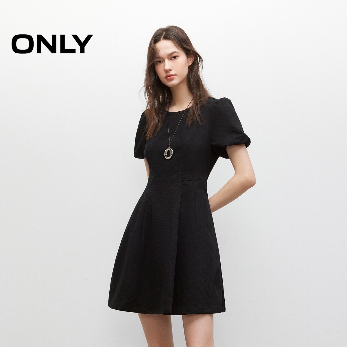 【ONLY奥莱】秋季质感暗纹提花满印花苞袖收腰短裙牛仔连衣裙女
