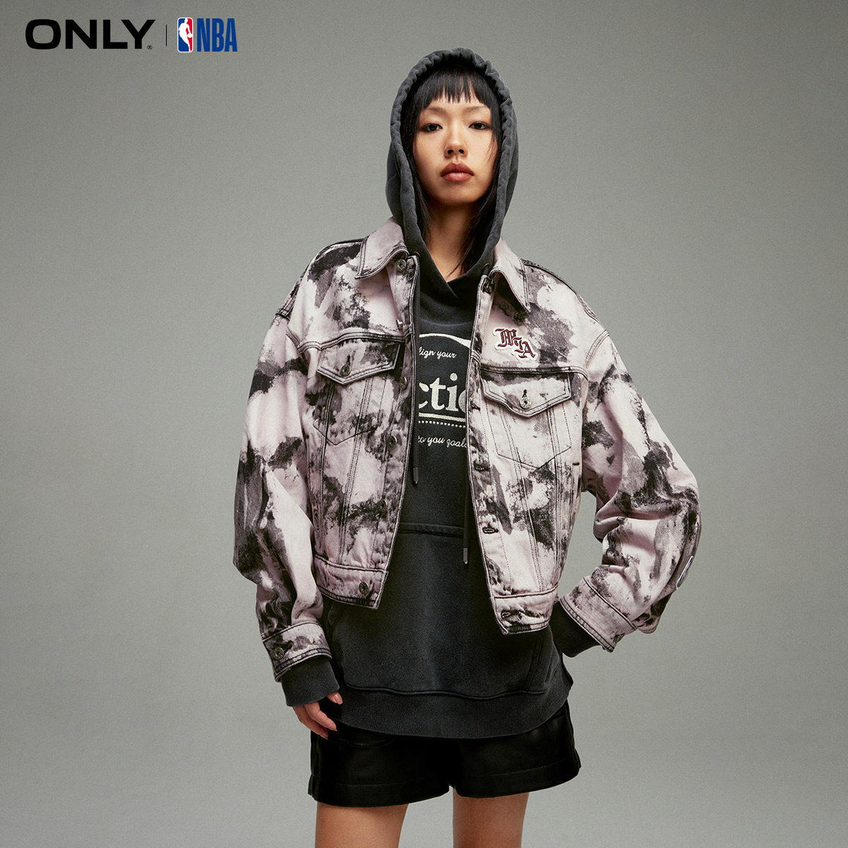 【ONLY奥莱清仓】春夏新款NBA联名刺绣水洗晕染牛仔外套女