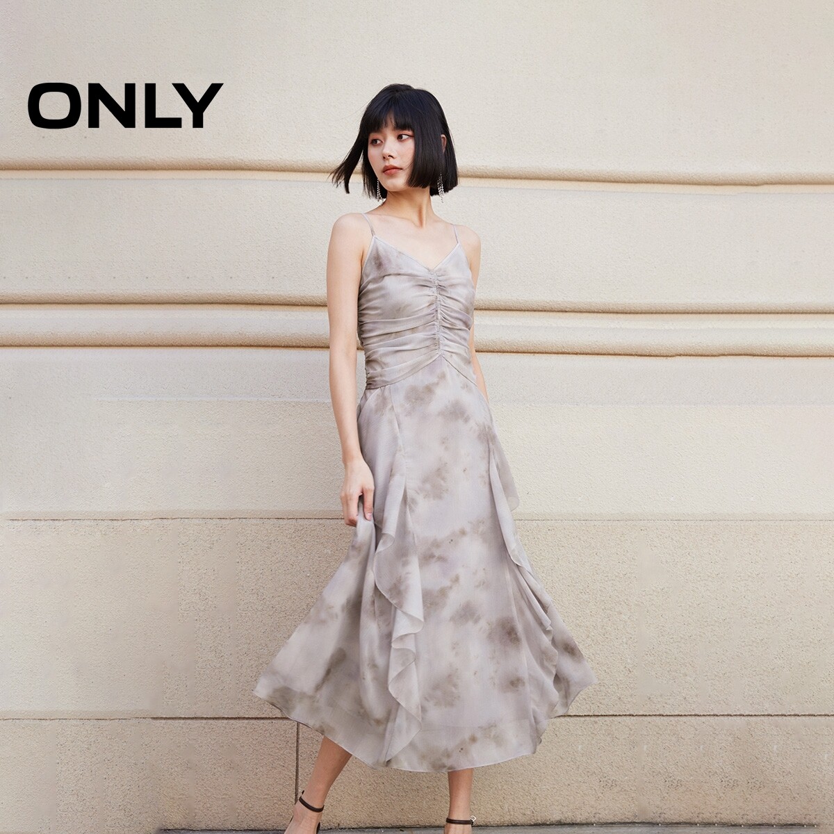 【ONLY奥莱】夏季新款时尚气质抽褶中长款碎花吊带连衣裙女
